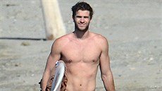 Herec Liam Hemsworth (23) se vrací ze surfování na vlnách. Radji ne tím, co...