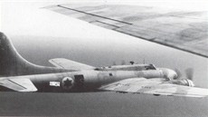 Bombardér B-17G s izraelskými výsostnými znaky v doprovodu stíhaček Spitfire Mk.IX. Izrael tyto stíhací letouny získal z Československa v počtu 59 kusů.