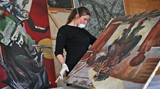 Studenti Akademie výtvarných um�ní z Prahy restaurují v rámci brigády obrazy v