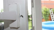 Gang zlodj vyvrtával otvory v oknech a dveích novostaveb.