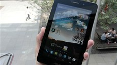 Displej typu IPS je na slunci dob�e �itelný. Fonepad pou�ívá Android 4.1.2.