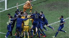 VÍTĚZSTVÍ. Fotbalisté Francie se radují z premiérového titulu mistrů světa do