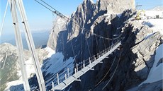 Nový visutý most v ledovcovém stedisku Dachstein se stavl est msíc.