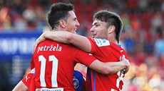 PLZESKÁ RADOST  Plzeský záloník Milan Petrela pijímá gratulace po gólu v