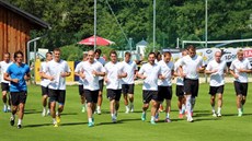 ROZBHÁNÍ. Fotbalisté Jihlavy pi rozcvice na soustední v rakouském Bad...