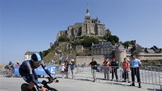 Geraint Thomas bhem asovky na Tour de France s monumentem Mont St. Michel v...