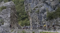 V OBJETÍ KAMENE. Cyklisté se projídjí v estnácté etap Tour de France