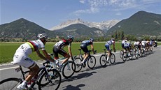 K HORÁM. Cyklisté bhem estnácté etapy Tour de France.  