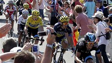 MEZI DAVY FANOUK. Cyklisté bhem estnácté etapy Tour de France.  