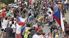 ČESKÉ VLAJKY. Fanoušci povzbuzují Romana Kreuzigera, který se drží s Contadorem