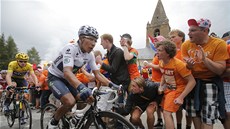 POÁD NAHORU. Nairo Quintana vede skupinu jezdc pi výlapu na Alpe d'Huez. 