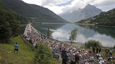 MEZI HORAMI. Cyklisté bhem 19. etapy Tour de France. 