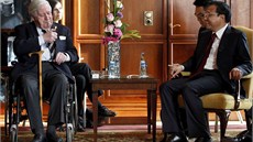 Helmut Schmidt si zapaluje cigaretu b�hem nedávného setkání s �ínským premiérem