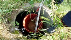 Dv srnata uvízla v betonové skrui u Boru na Ostrovsku.