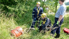 Dv srnata uvízla v betonové skrui u Boru na Ostrovsku.