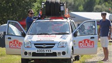 Na startu Mongol Rally se objevil i britský úastník ve slepiím kostýmu.