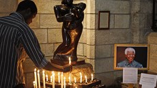 Fanouek Nelsona Mandely po modlitb za jeho zdraví v katedrále sv. Jií v