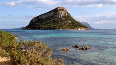 Pohled z Capo Figari na ostrov Figarolo