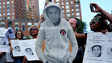 Vichni jsme Trayvon Martin, stojí na transparentu, s ním demonstranti vyli