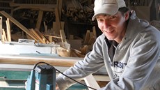 V Nmecku pracuje Josef Jandík jako truhlá.