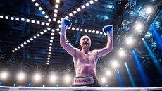 Boxer Lukáš Konečný se v Drážďanech raduje z obajoby evropského titulu WBO ve