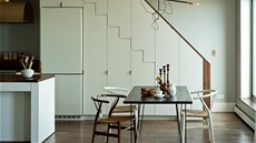 Nejzásadnjím místem bytu se stala kuchyn s kabinetem, který slouí zárove...