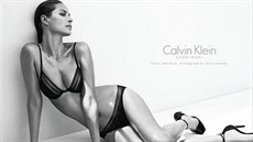 Christy Turlingtonová v reklam pro znaku Calvin Klein (2013)