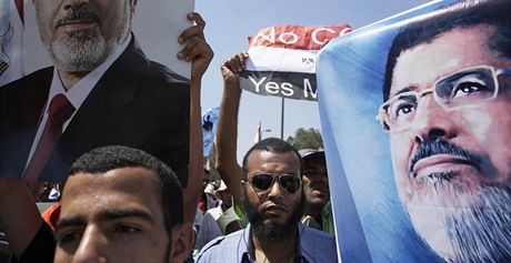 Stoupenci svreného egyptského prezidenta Mursího vytrvale demonstrují v...