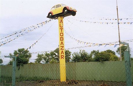Na snímku z ervence 2001 jet luto-ervený Volkswagen Brouk láká do...