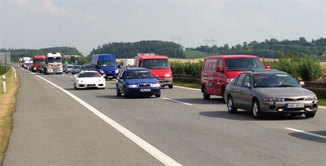 Nehoda na 9. kilometru exitu ڞice zkompikovala provoz na dlnici D8 smr...