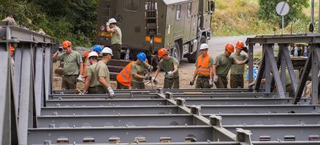 Vojáci stavjí provizorní most v Chlumu na Píbramsku