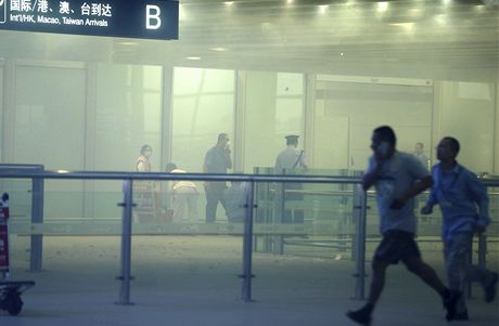 Policisté a záchranái dorazili na pekingské mezinároní letit krátce po