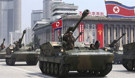 Vojenská pehlídka u píleitosti 60. výroí od konce korejské války (Pchongjang, 27. ervence 2013)