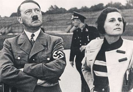 Hitler se svojí oblíbenou reisérkou Leni Riefenstahlovou. Na jeho objednávku natoila Triumf vle.