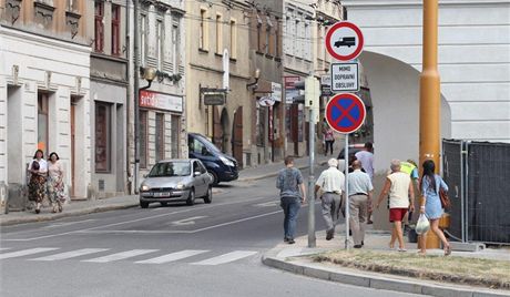 Jihlava nechala ve Znojemské ulici uíznout roh domu, aby mli chodci více místa. Zdá se vak, e to nestailo. Námstkyn primátora nyní uvauje o uzavení ulice pro dopravu.