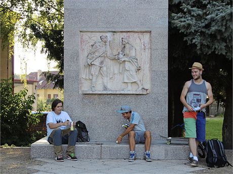 Piknik u pomníku. K plastice v Okíkách chodí relaxovat mláde.