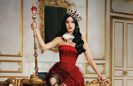 Katy Perry v reklam na svj parfém Killer Queen.