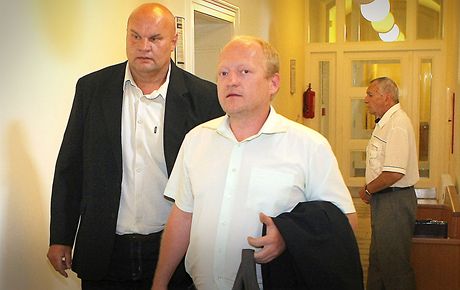 Bývalý policista Karel ada (vlevo) u soudu s obhájcem Martinem Vovsíkem.