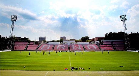 Nový trávník na stadionu v Brn si jako první zkusí fotbalisté Znojma, a po