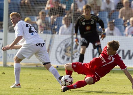 Momentka z východoeského derby mezi fotbalisty Pardubic a Hradce Králové. 