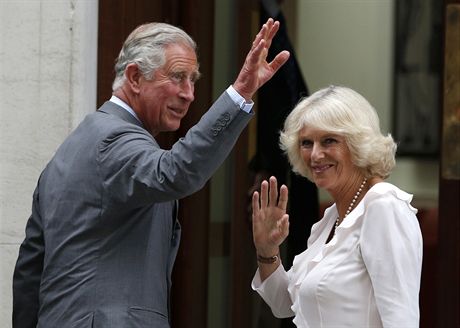 Princ Charles a jeho manelka Camilla se pijeli podvat na svho vnuka. (23....