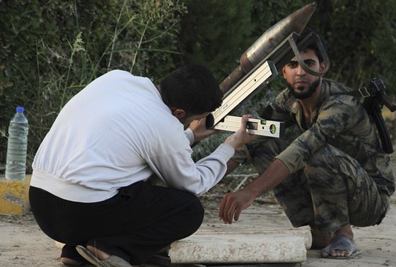 Vojáci Syrské svobodné armády pipravují k vyputní raketu domácí výroby ve...