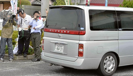 Policejní autmobil se zadreným Japoncem podezelým z vyvradní tetiny drobné...
