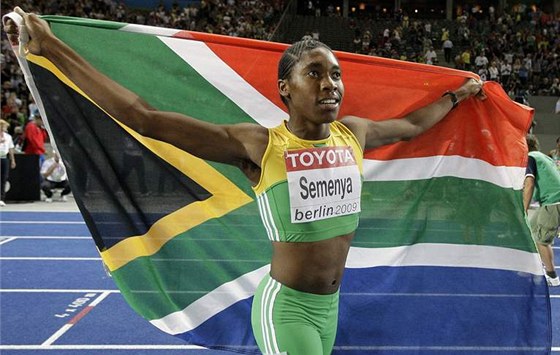 Caster Semenyaová slaví triumf na 800 metr na MS v Berlín.