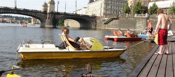 O metropoli zaitou z hladiny Vltavy mají lidi zájem, prozradí to bný teplý den.