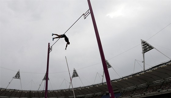 SKOIL JSEM TO! Francouzský tyka Renaud Lavillenie se výkonem 602 centimetr...