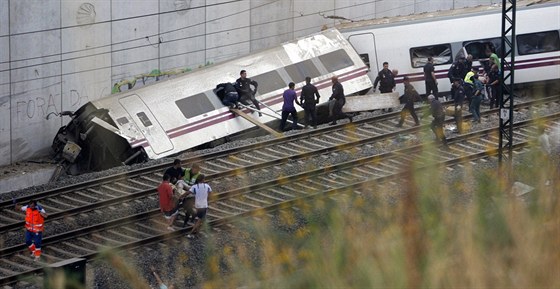 Souprava ítající 13 vagon jela po vysokorychlostní elezniní trati mezi...