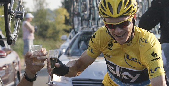 Britský cyklista Chris Froome slaví v závrené etap Tour de France svoje