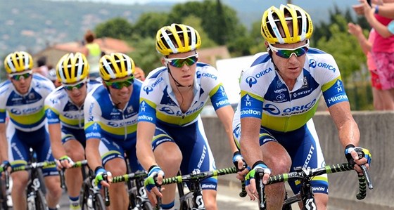 Australský cyklista Stuart O´Grady vede peloton na letoní Tour de France.