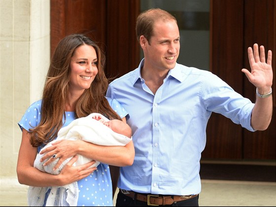 Pyní rodie poprvé ukazují novinám prince z Cambridge.